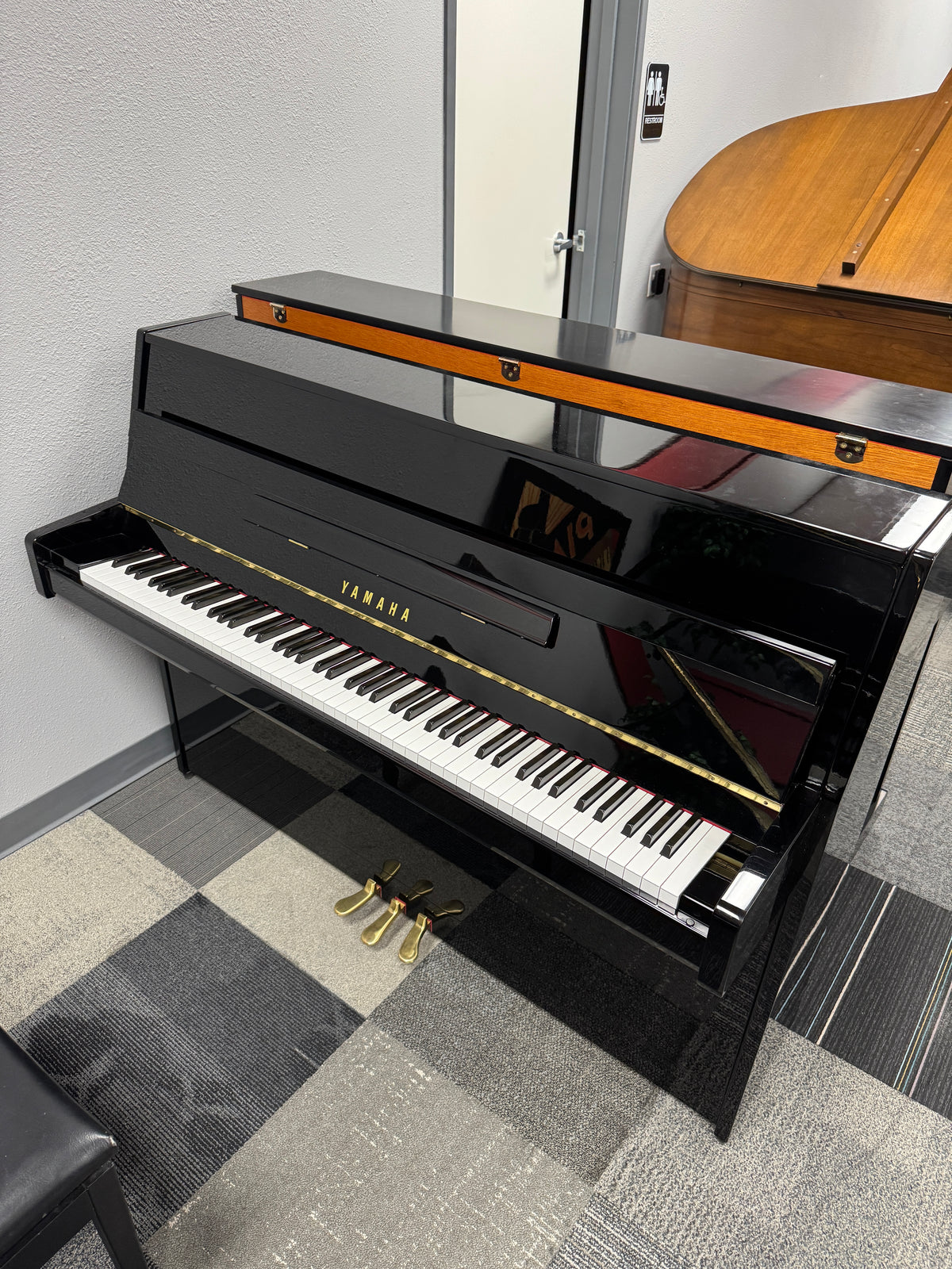 Used Yamaha Upright Piano- Polished Ebony